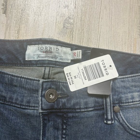 NWT Torrid Embroidered Floral Jean Shorts Size 20 - Picture 3 of 5